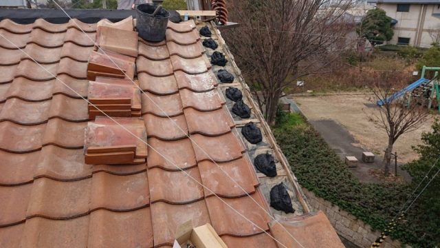 瓦下になんばん漆喰を置く作業