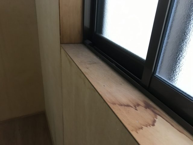 窓からの雨漏り