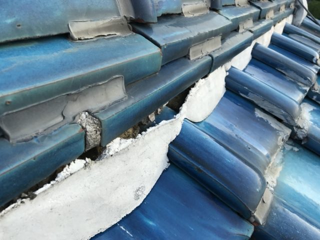 詰めすぎにより剥離してしまった漆喰