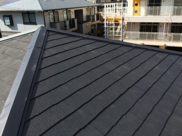 穴が開いたスレート屋根