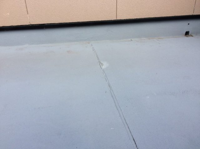 雨漏りしているベランダ