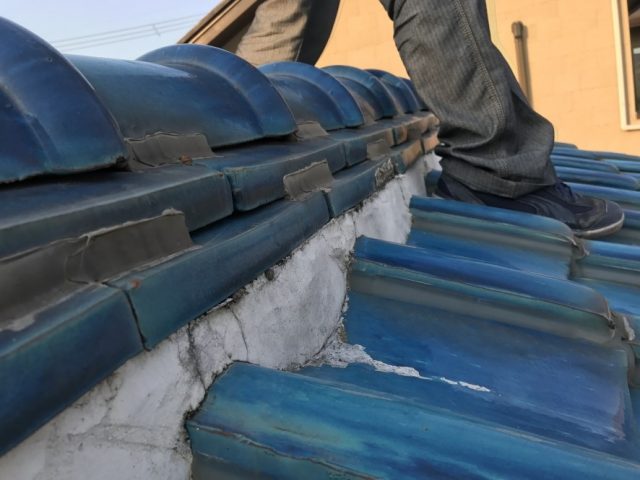 雨漏りしている屋根の漆喰