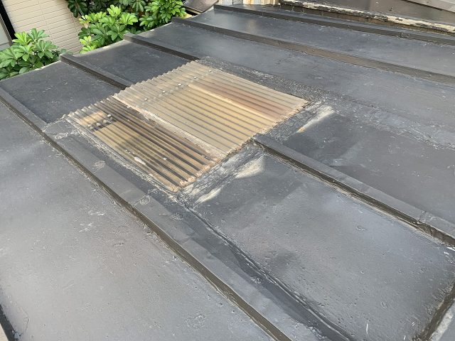 雨漏りを引き起こしている天窓
