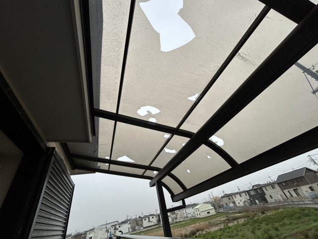 雹で割れたベランダ屋根