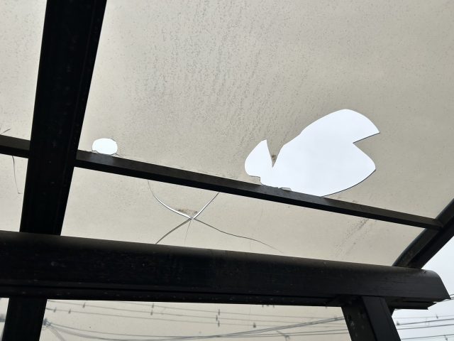 雹被害に遭ったカーポート