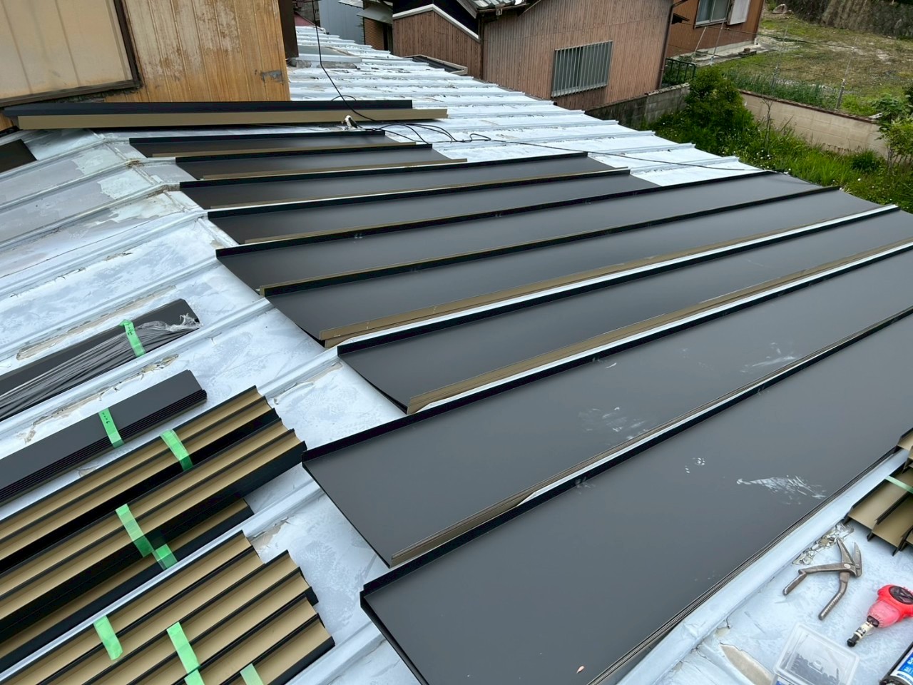 雨漏りした瀬戸市の瓦棒屋根にカバー工法を施工中の様子