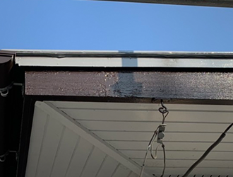 傷んだ破風写真