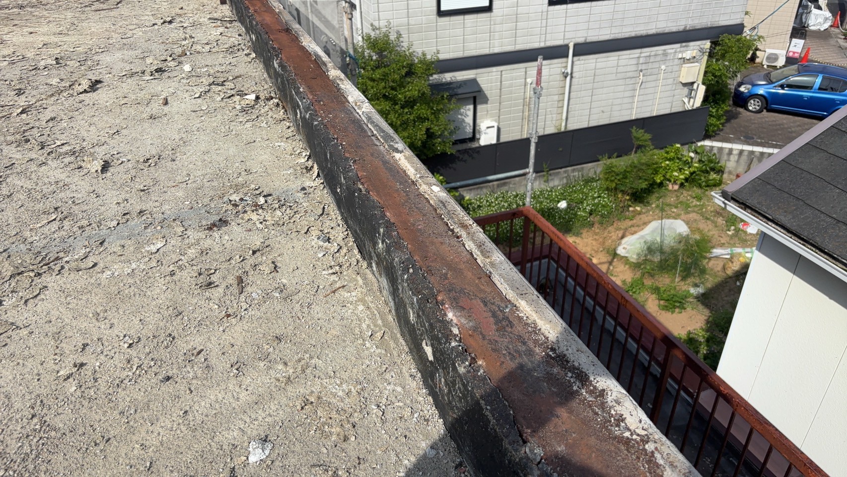 「クラック部分に樹脂モルタルを充填し、下地の凹凸を補修している様子