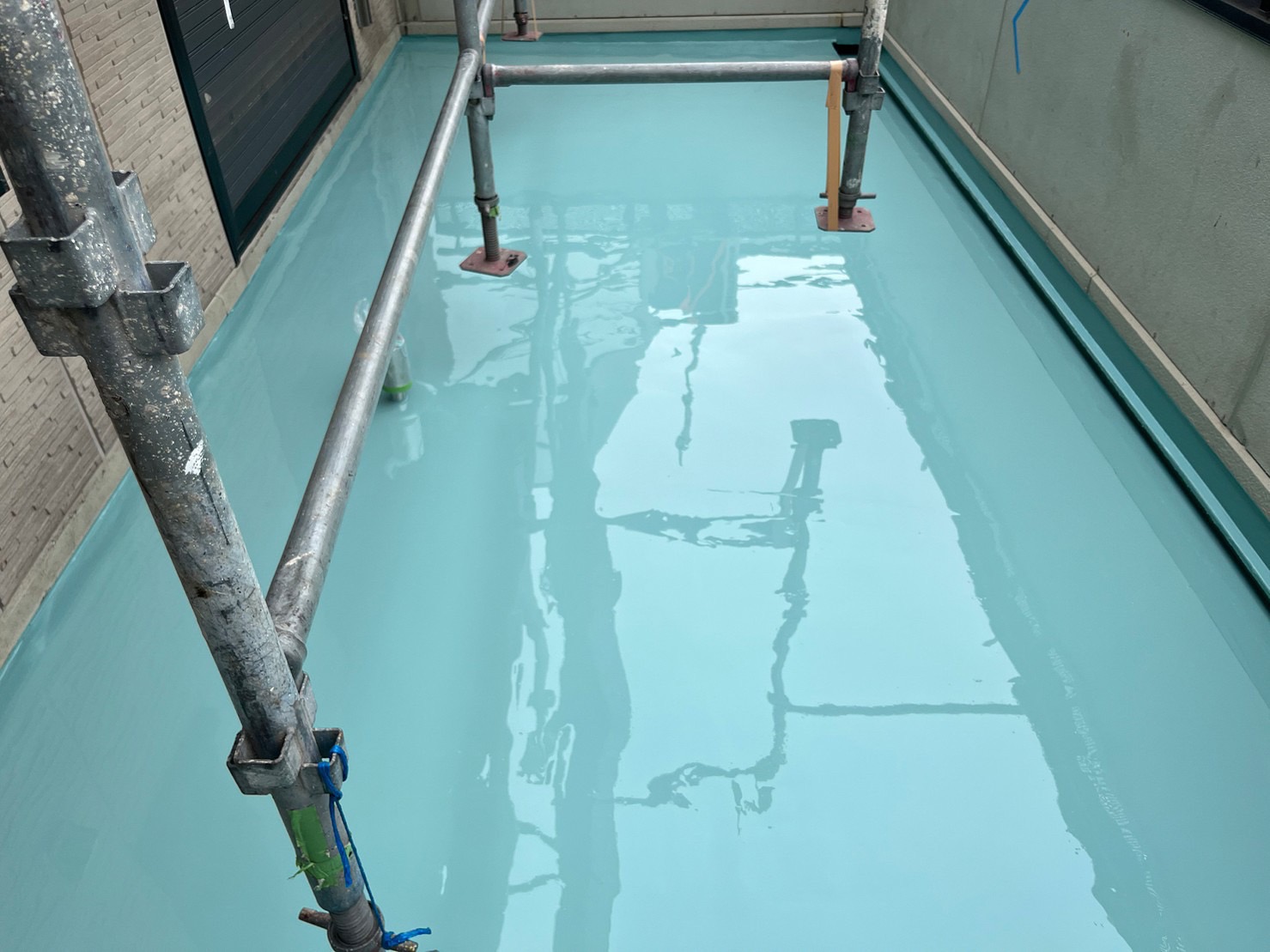 【ウレタン防水 塗布｜厚みが決め手の防水工事】