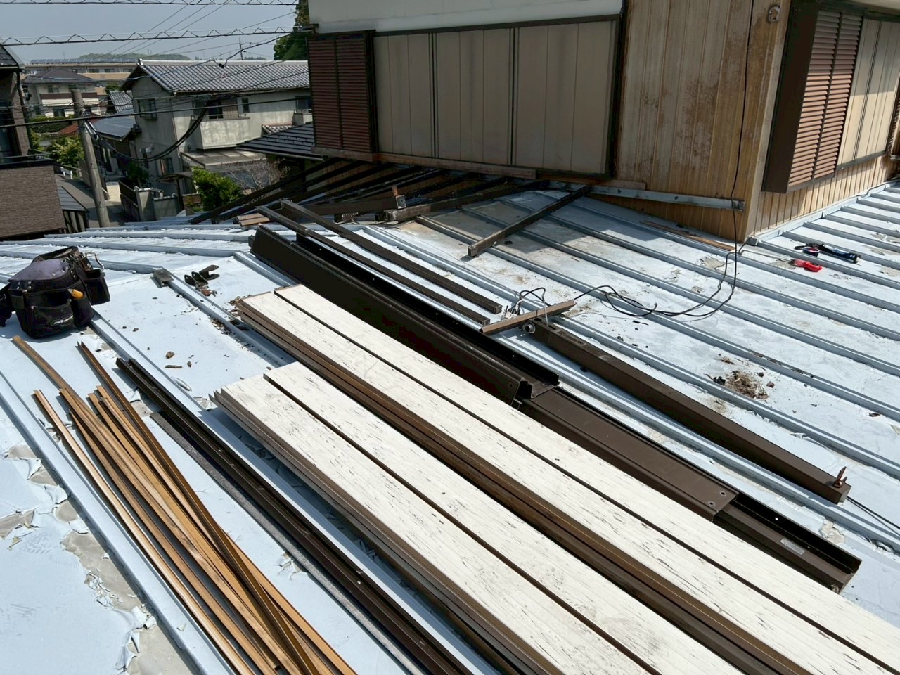 雨漏りした瀬戸市の瓦棒屋根にカバー工法を施工中の様子