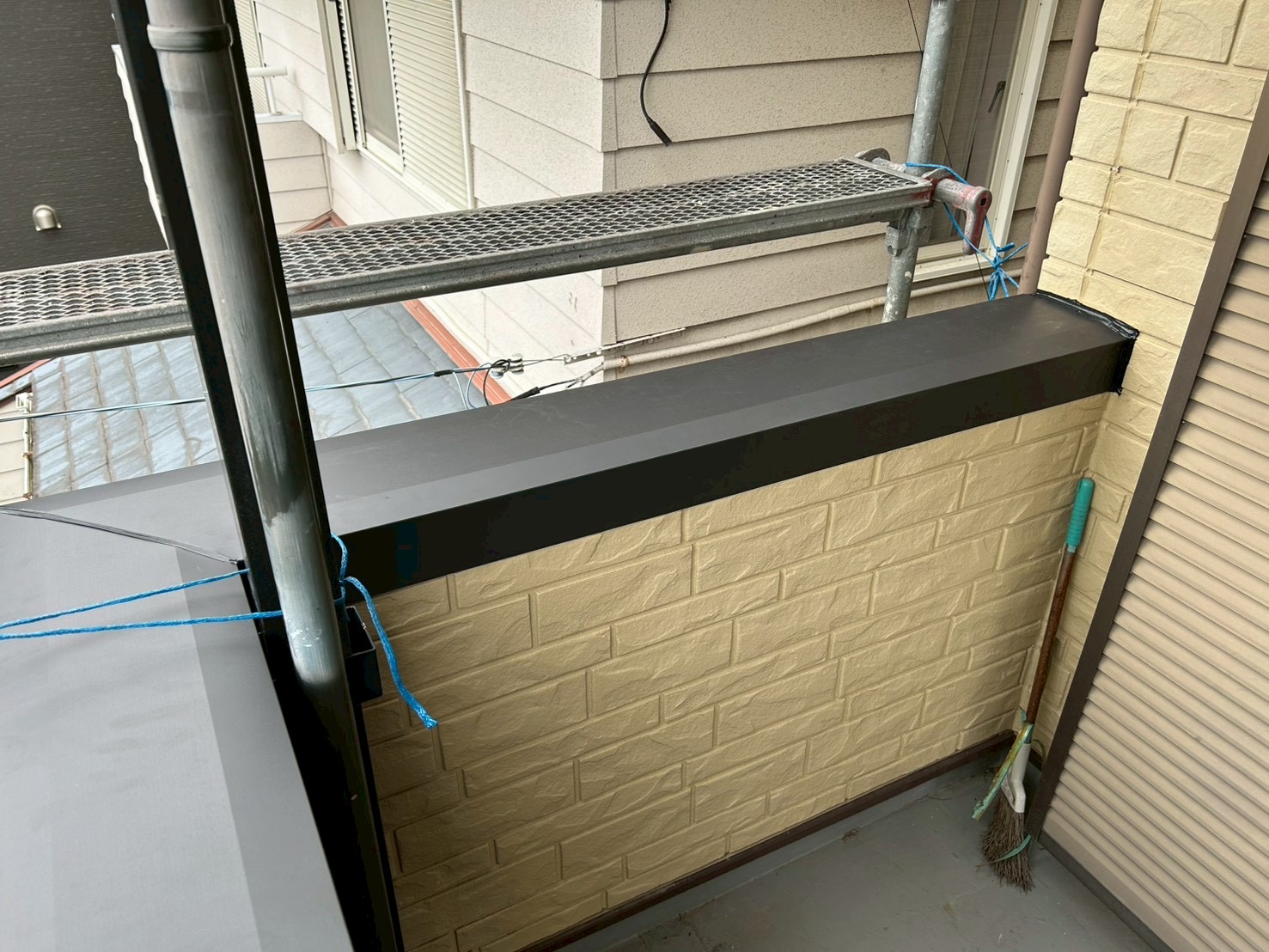 新規笠木を設置している施工中の様子春日井市