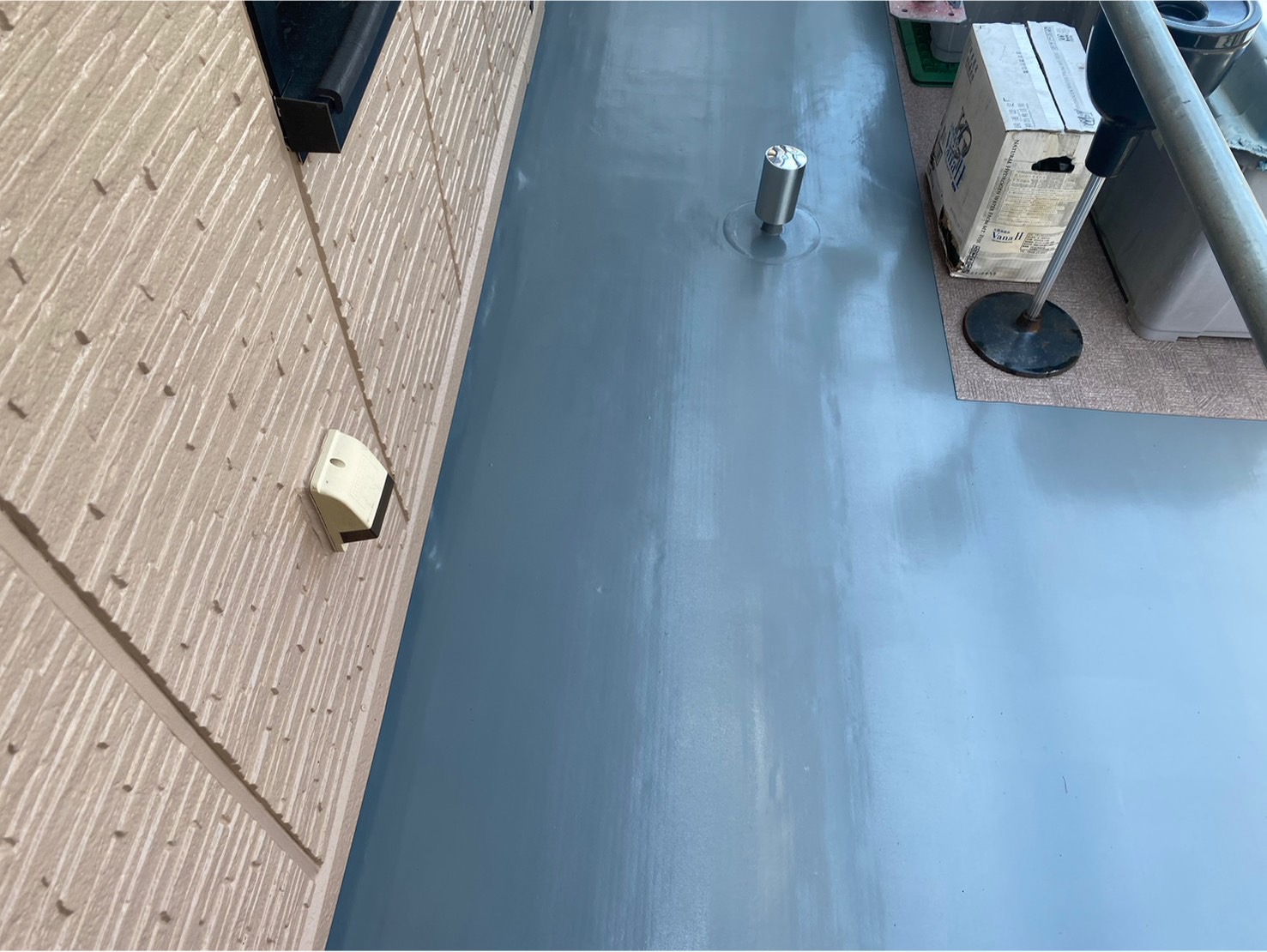 【トップコート塗布で防水工事完了｜定期的なメンテナンスが長持ちの秘訣】