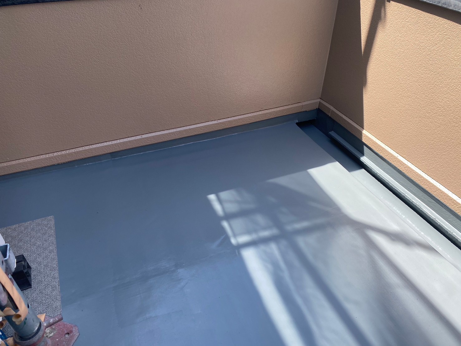 【トップコート塗布で防水工事完了｜定期的なメンテナンスが長持ちの秘訣】