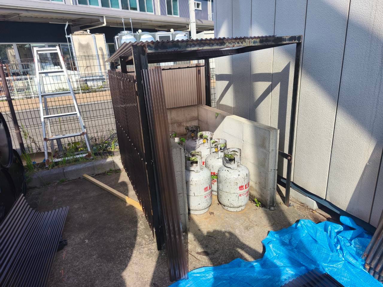 犬山市の工場でプロパンガス置き場にポリカ波板を設置しアルミ製下地を追加した施工事例