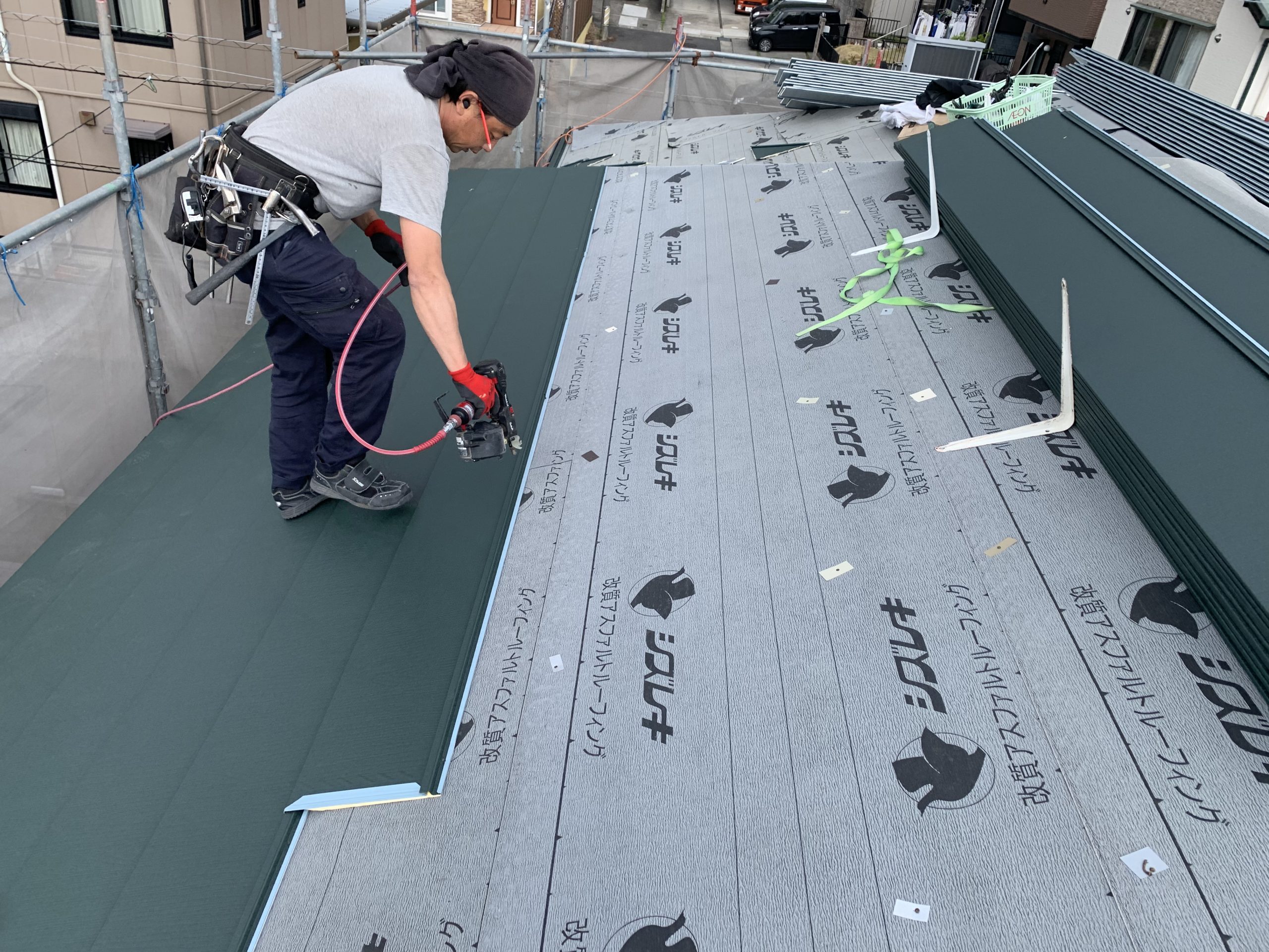 パミール屋根にスーパーガルテクト本体を施工｜役物に沿ってビス止め