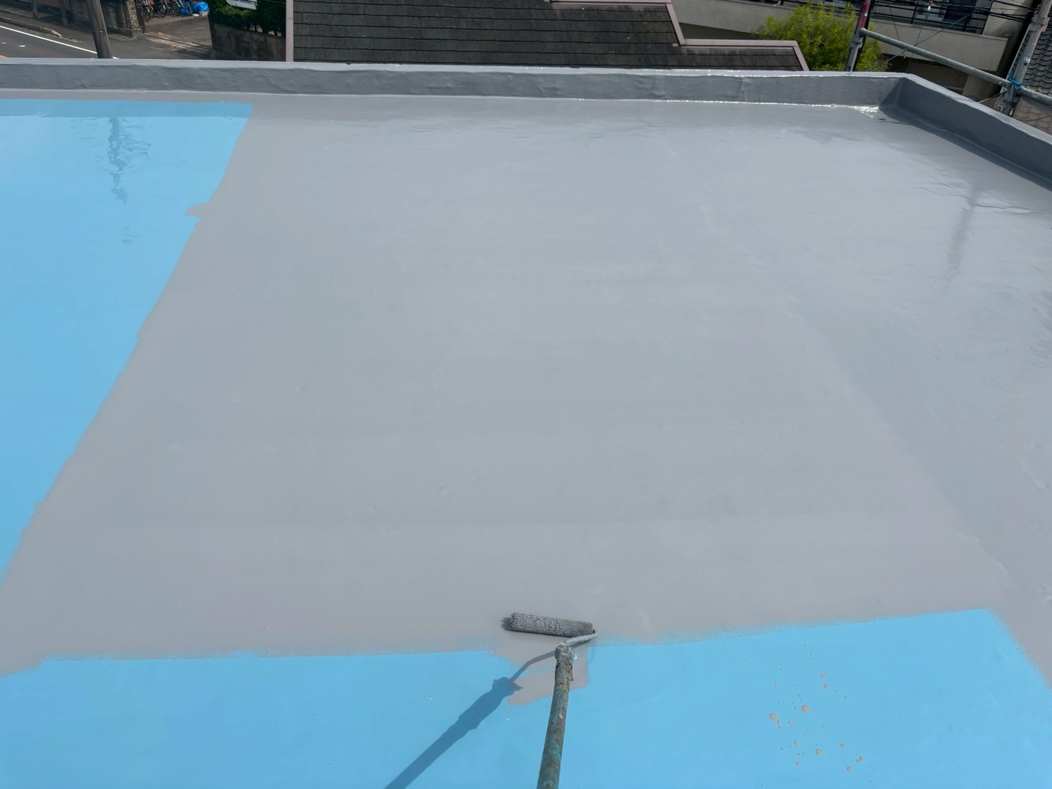 ウレタン塗布中の写真 　「オルタックエースUCを平場に塗布し、防水層を形成している様子。