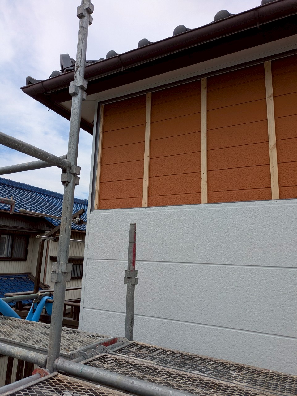 春日井市で外壁雨漏りに対応した金属サイディングカバー工法の施工中写真