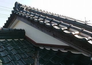 棟瓦下と下屋と壁の取り合い部分