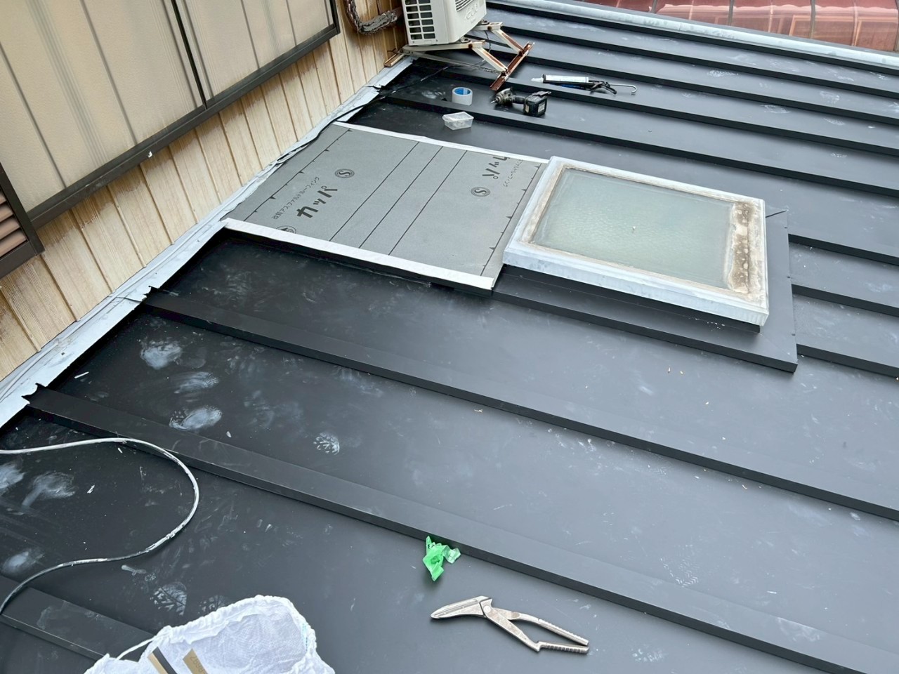 雨漏りした瀬戸市の瓦棒屋根にカバー工法を施工中の様子