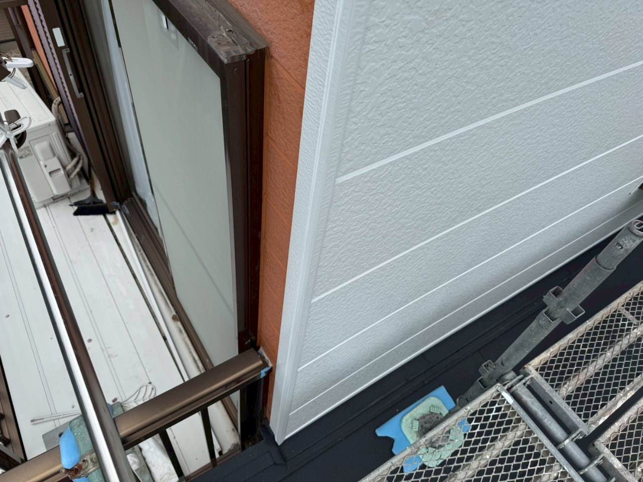 春日井市で外壁雨漏りに対応した金属サイディングカバー工法の施工中写真