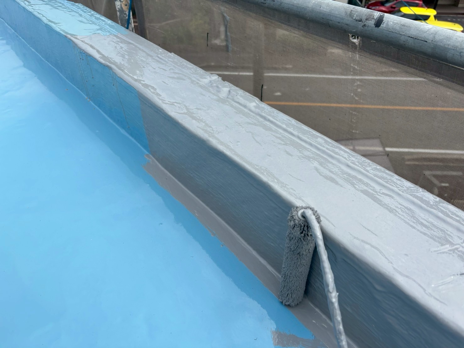 立ち上がり部の施工写真 　「立ち上がり部分にオルタックエース立上り用を塗布している工程。」