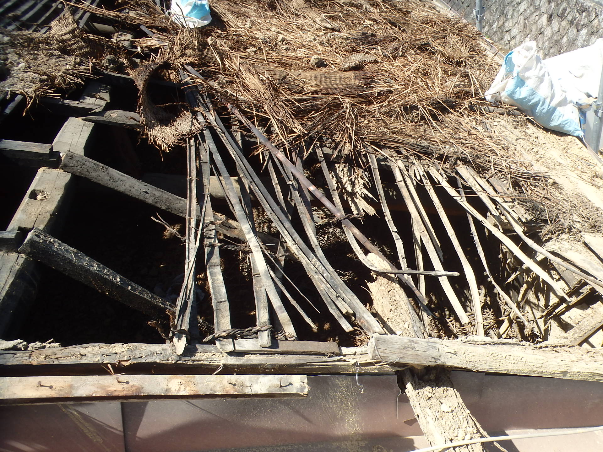 屋根に穴が空いた箇所