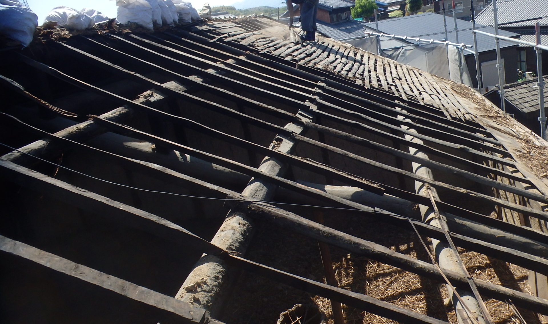 下葺き材「わら」の下は野地板「竹」