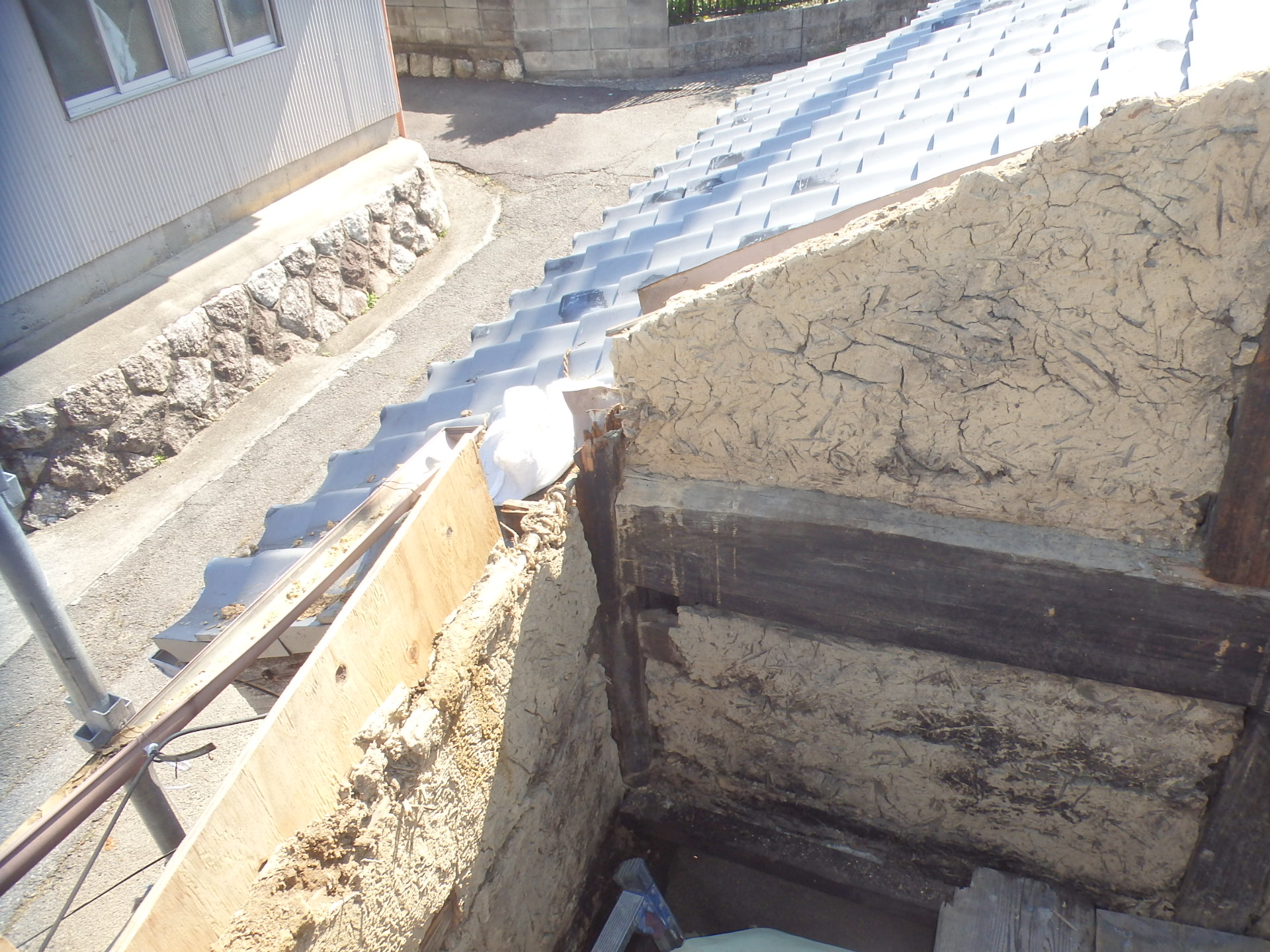 瓦が崩壊した箇所の柱が腐食