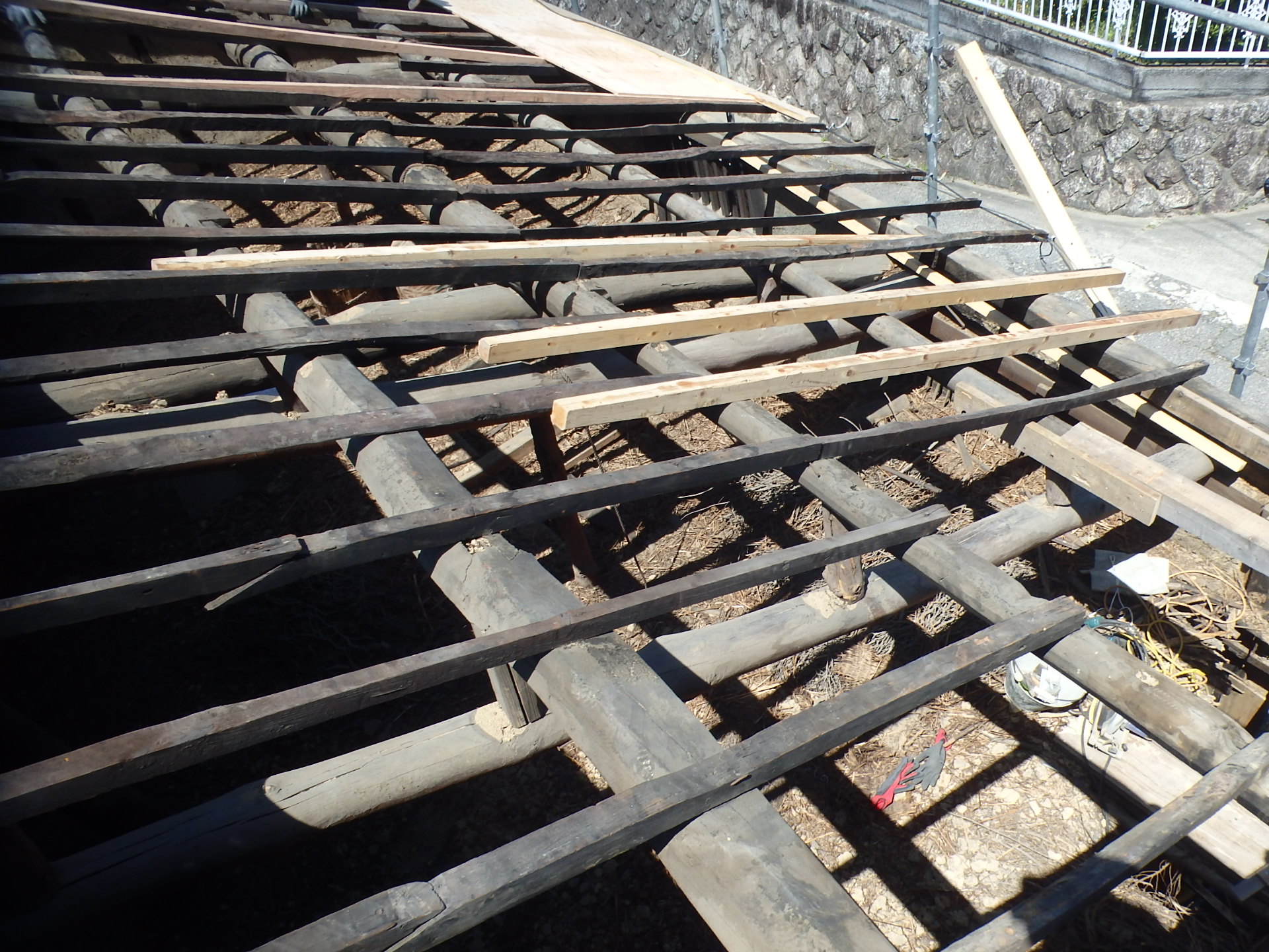 傷んだ垂木を補強・交換