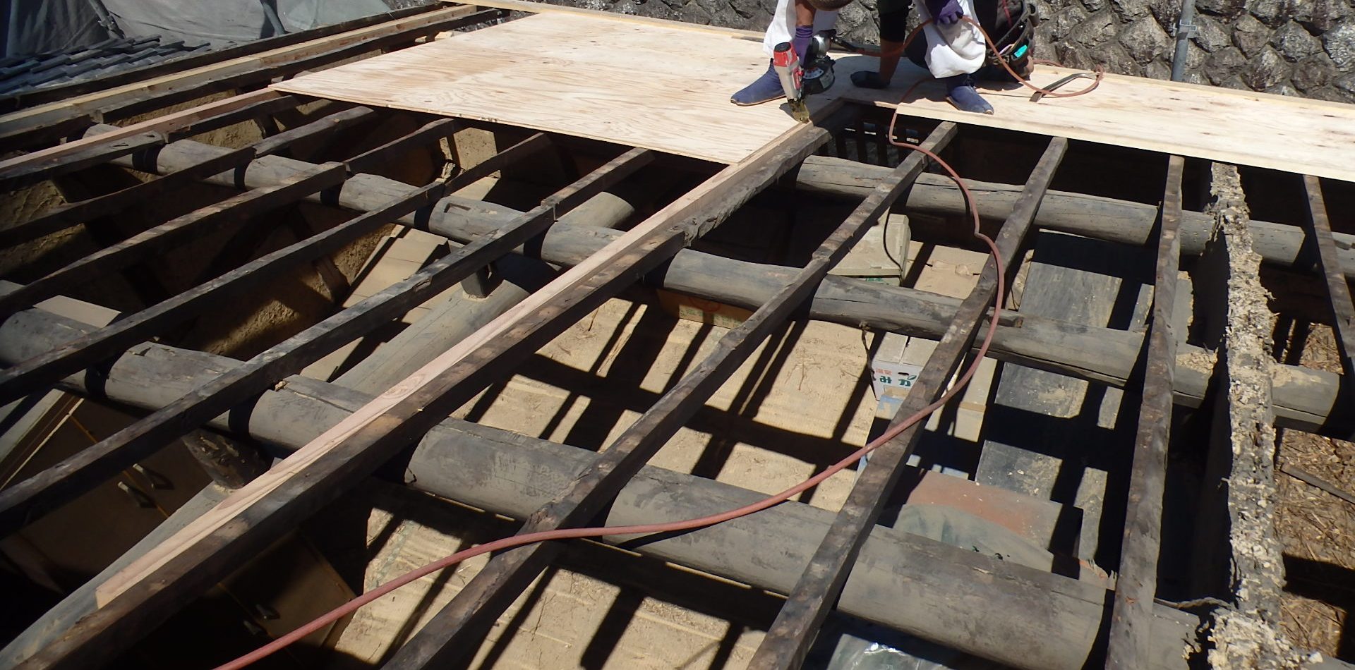 コンパネのビス打ち風景