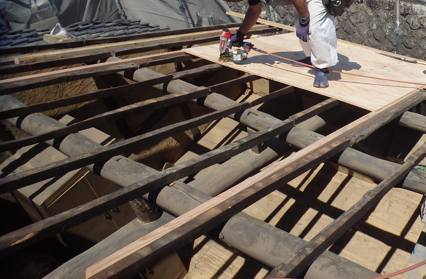 コンパネのビス打ち風景