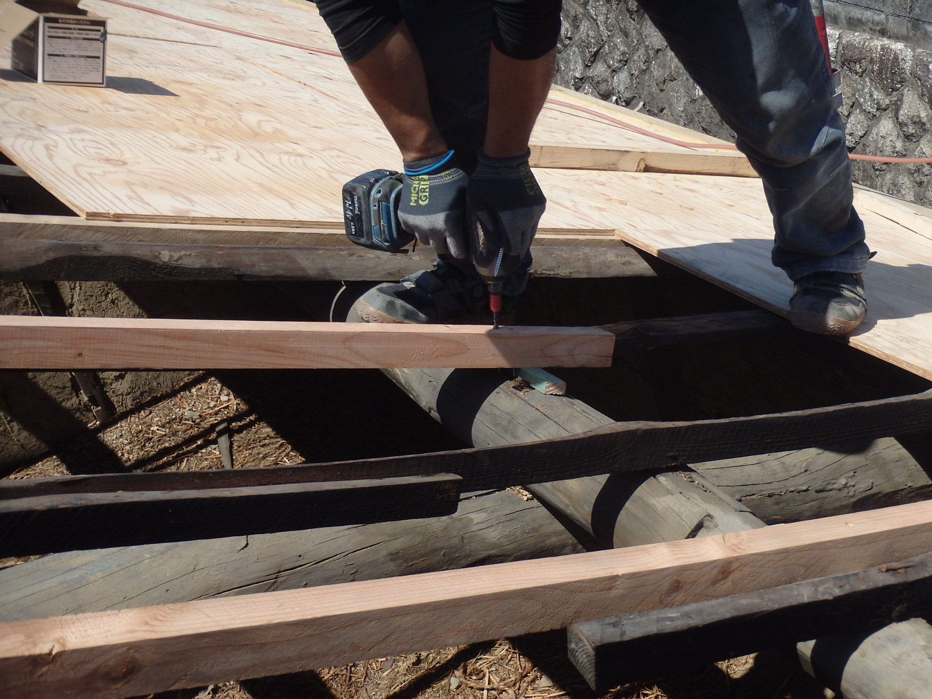 歪んだ垂木の平面調整