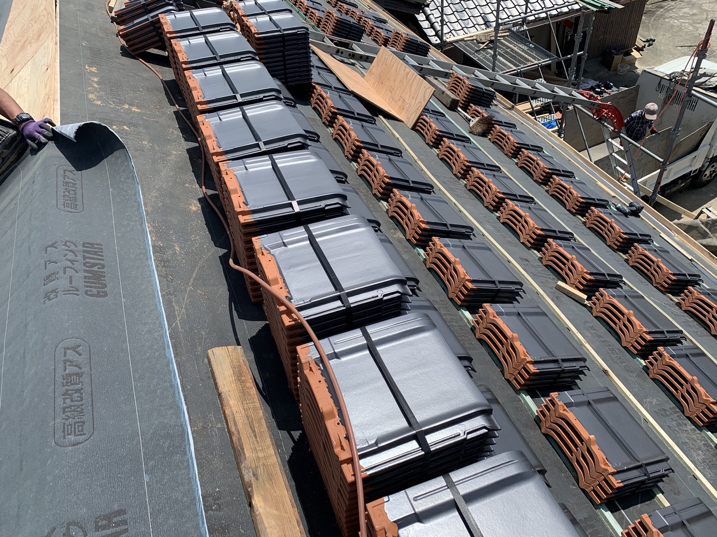 瓦の積み込み作業