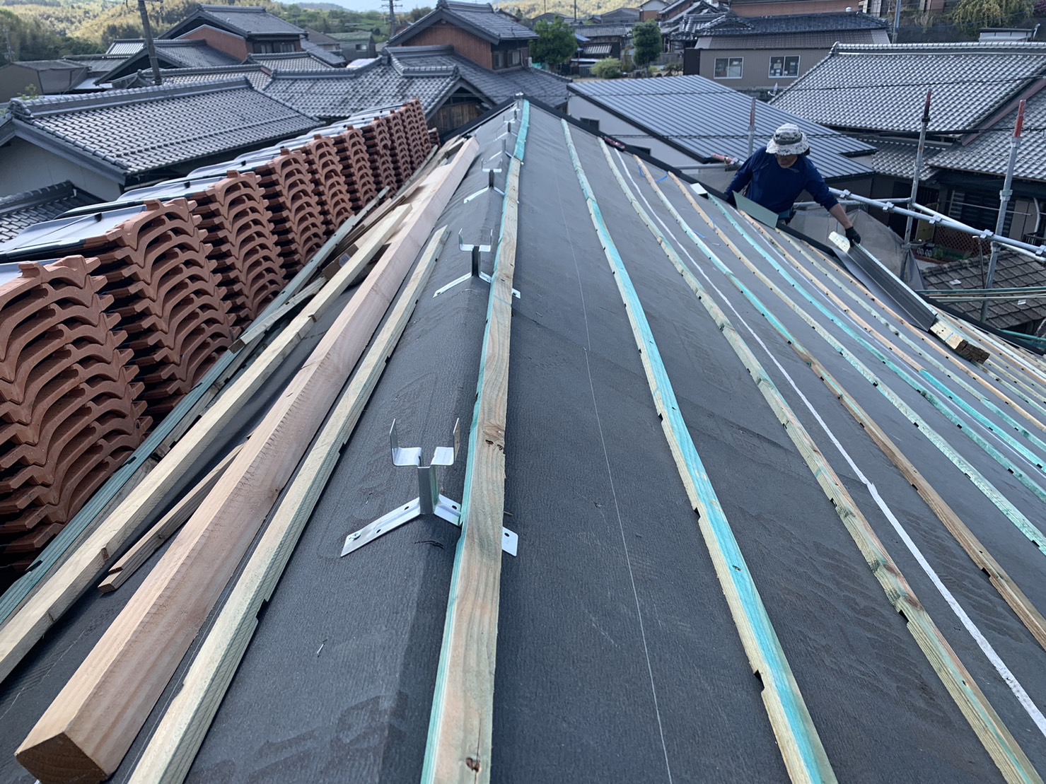 瓦屋根のトップ棟の冠瓦の葺き(設置)作業に