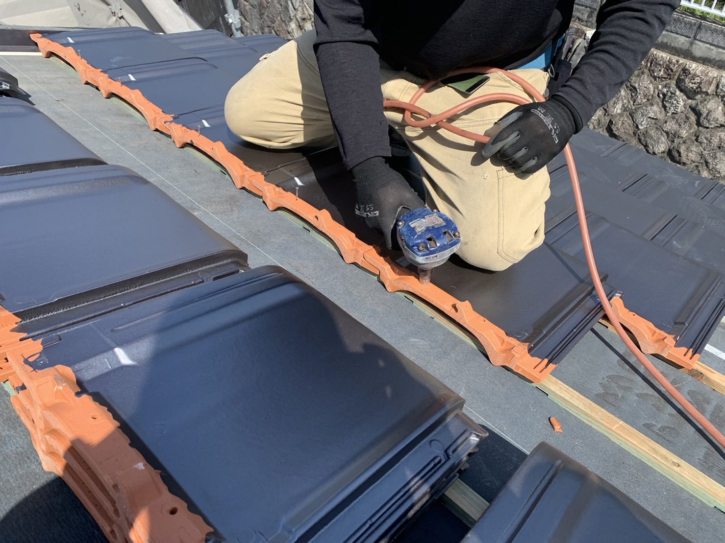 専用の工具で釘を打ち止め