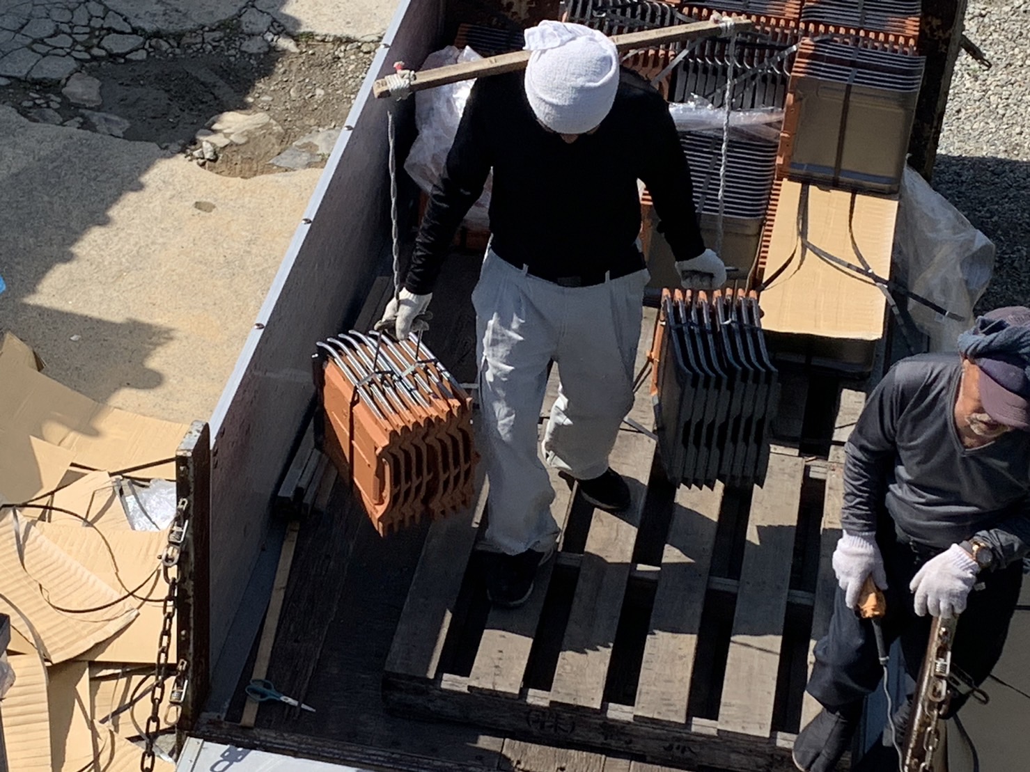 瓦搬送業者の技をご紹介