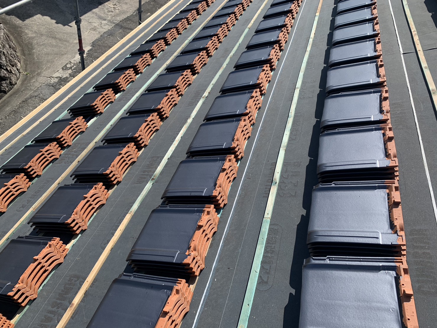 瓦桟木の上に瓦を葺く