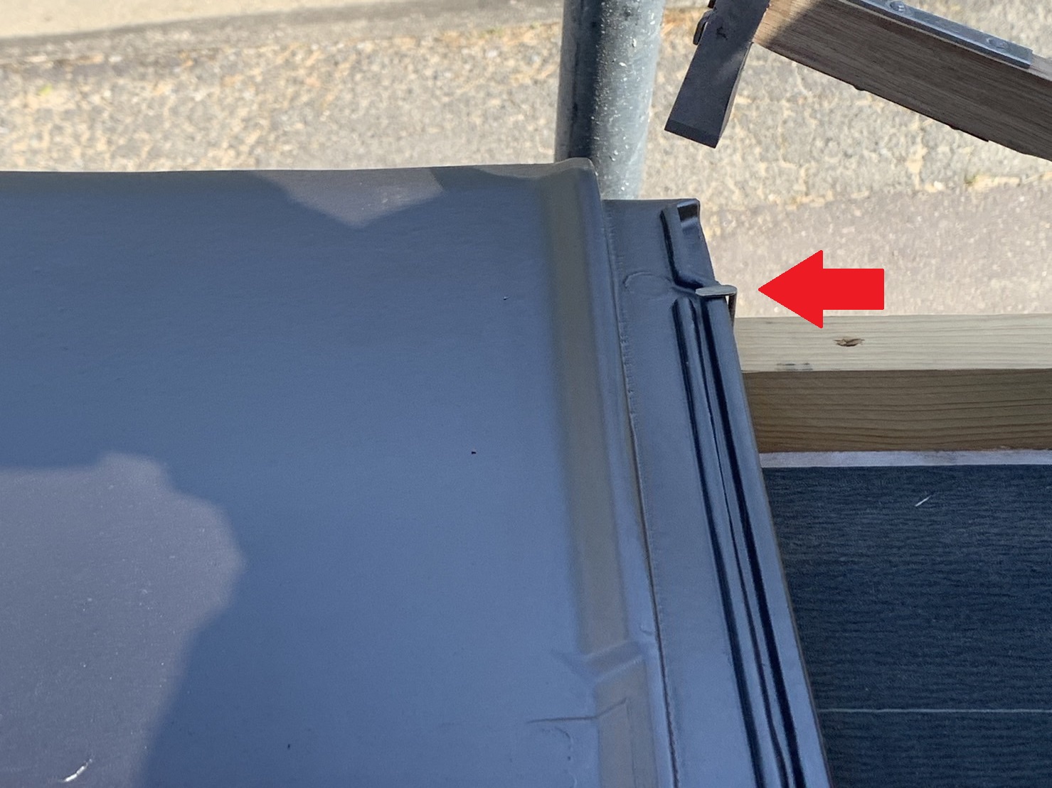 Lクリップと呼ばれる専用の耐風釘