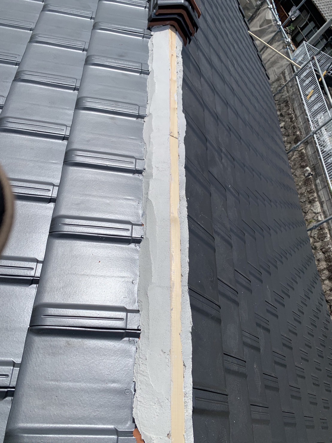 真ん中に見える木が瓦桟木