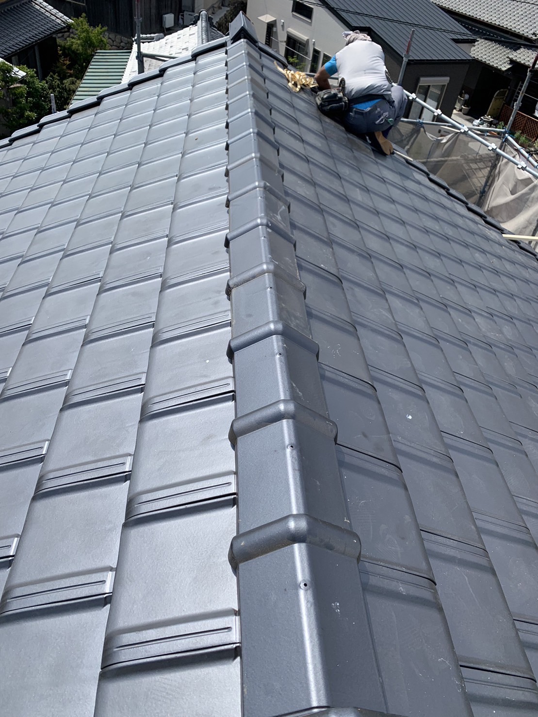 冠瓦を葺いていき専用のネジで固定