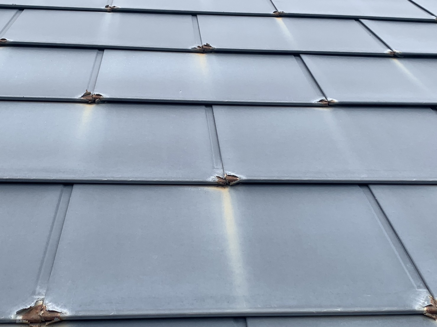 傷んだ艶美工は屋根