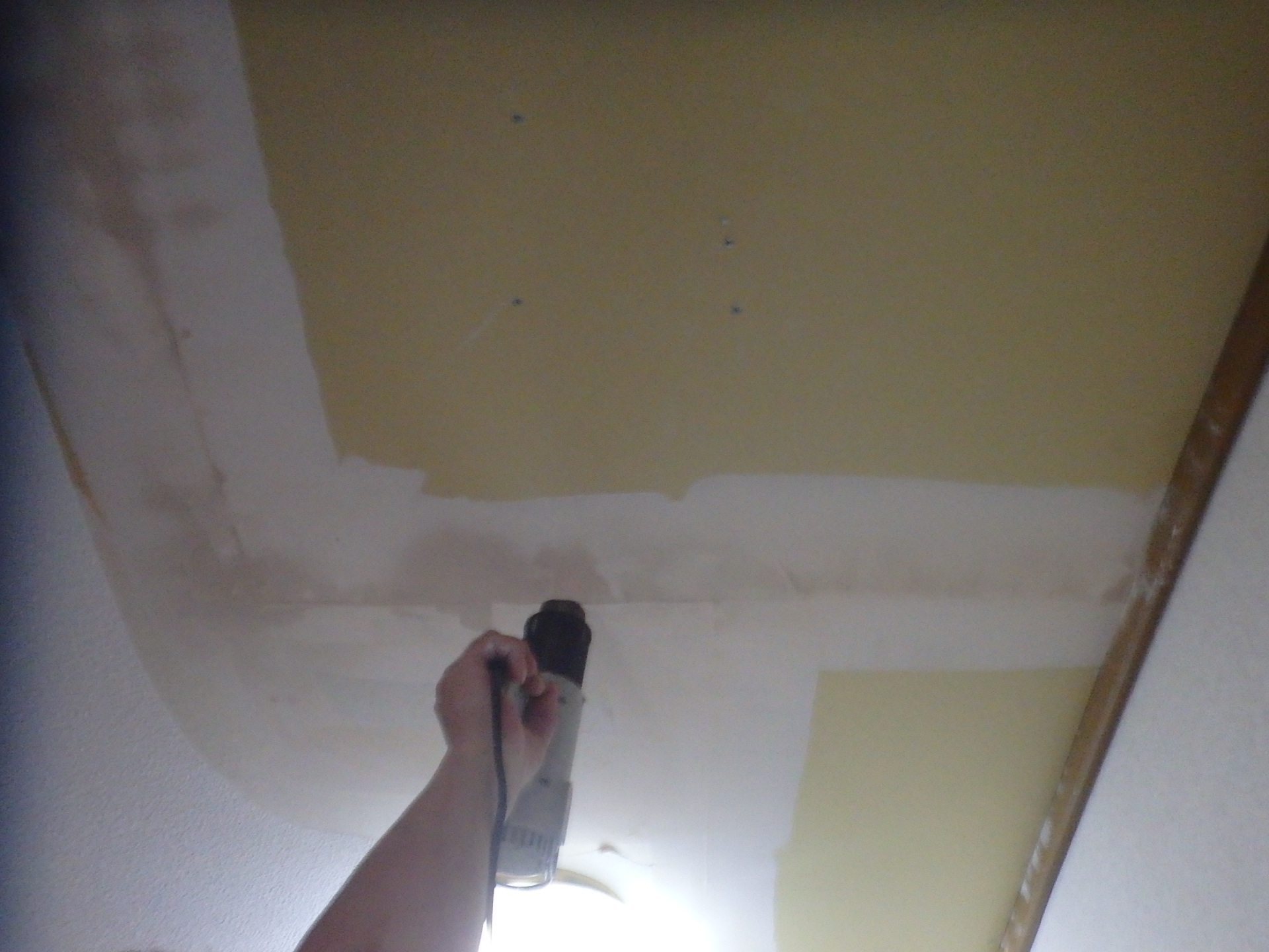 板の隙間はパテ埋め