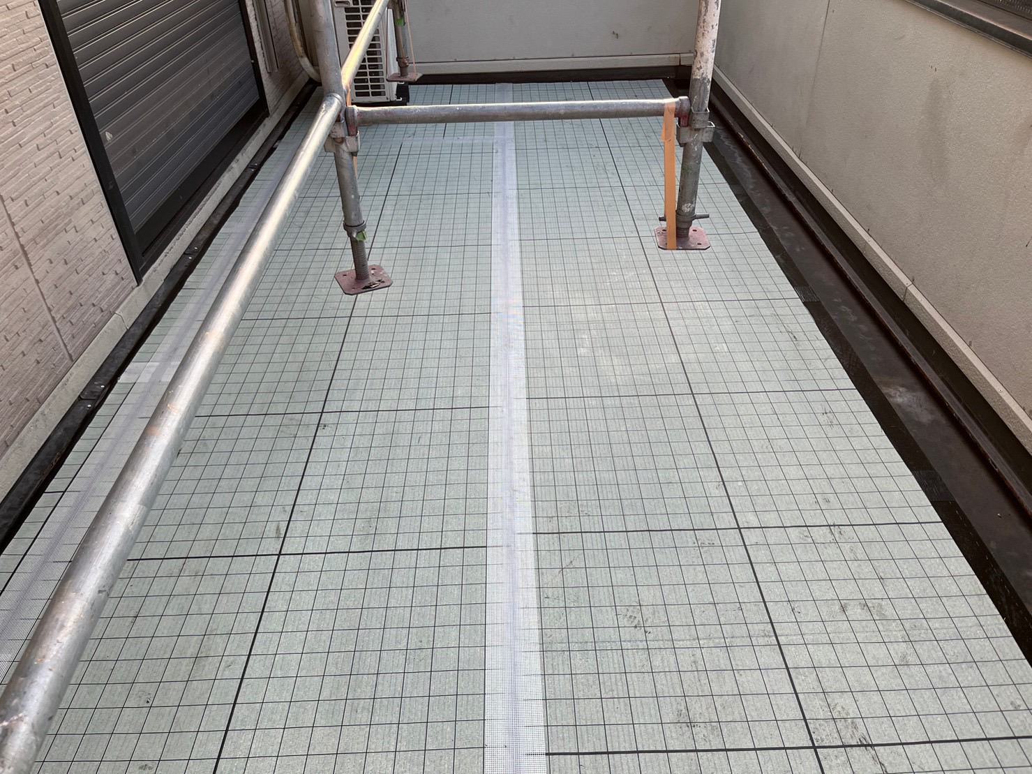 【自着シート貼り｜下地の動きを緩和する重要工程】