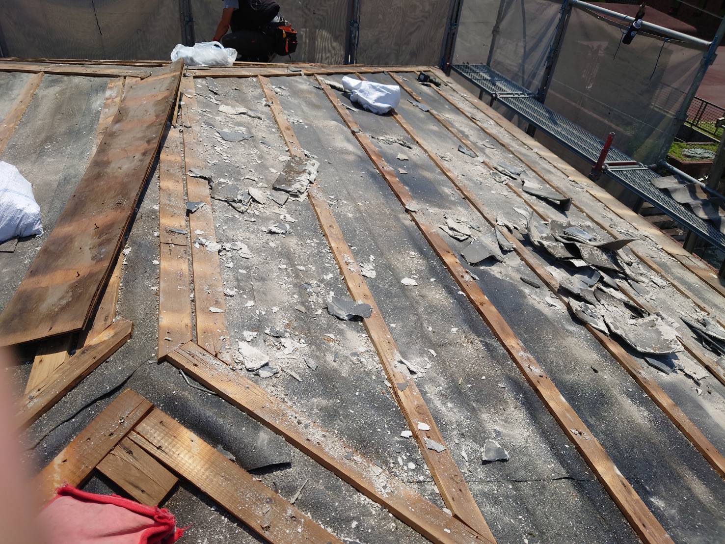 撤去後の屋根面と瓦桟木