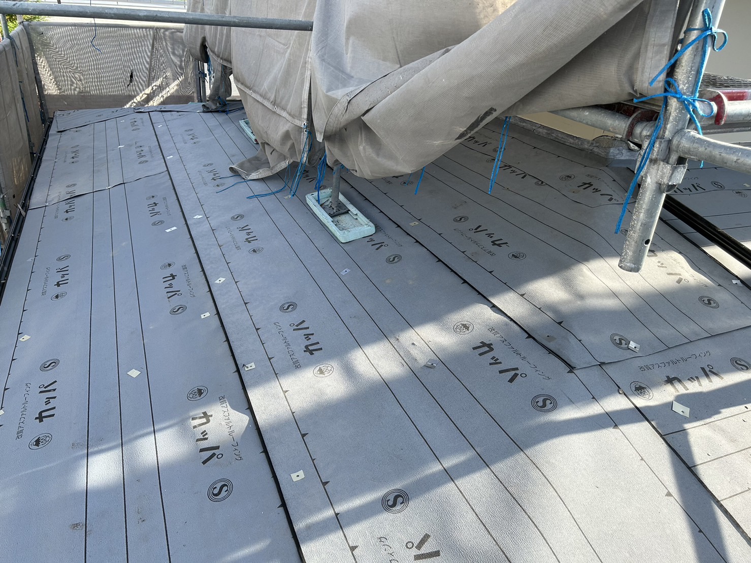 改質アスファルトルーフィング敷設中（釘打ち）