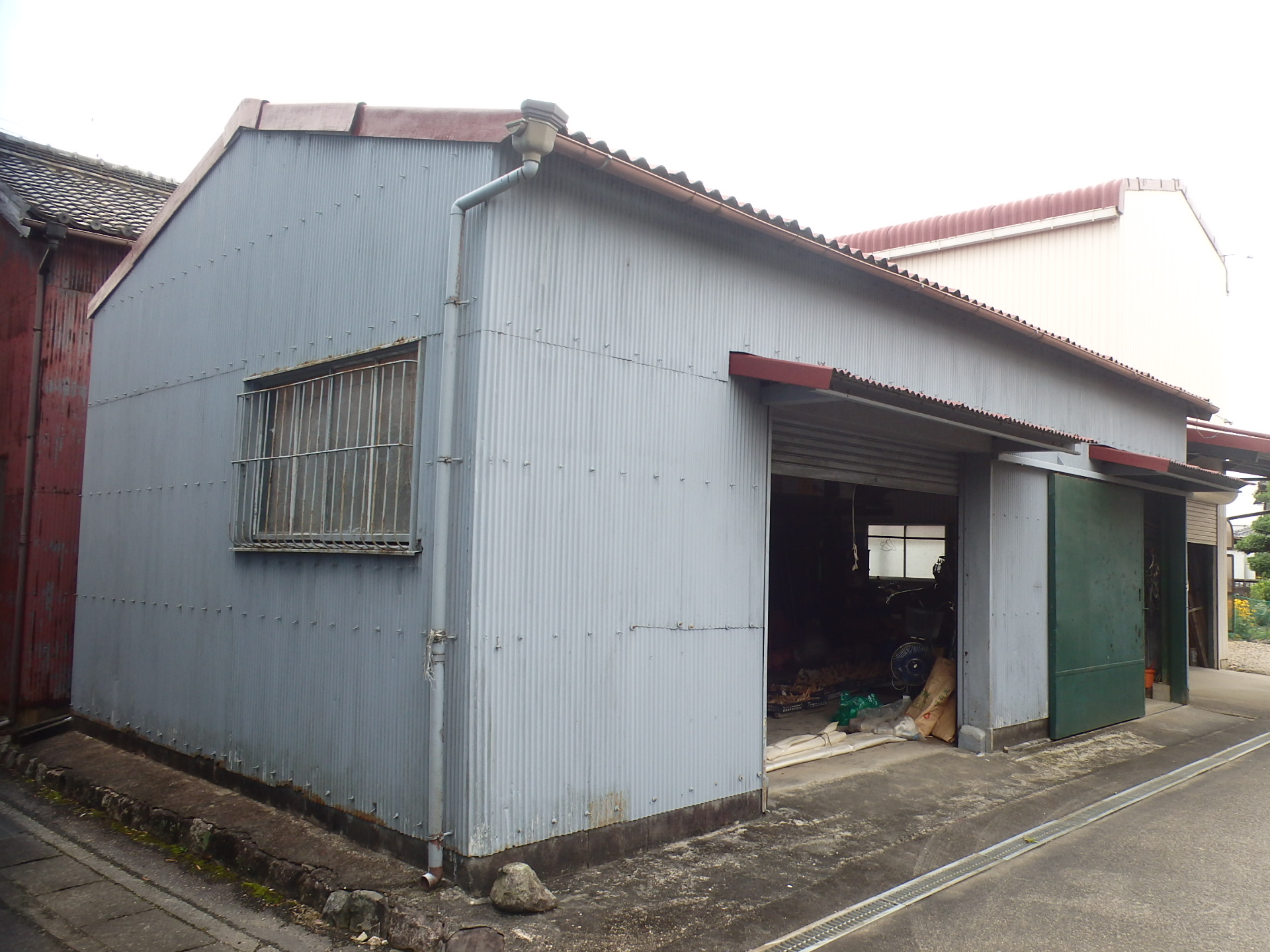 トタン外壁（正面／裏側）