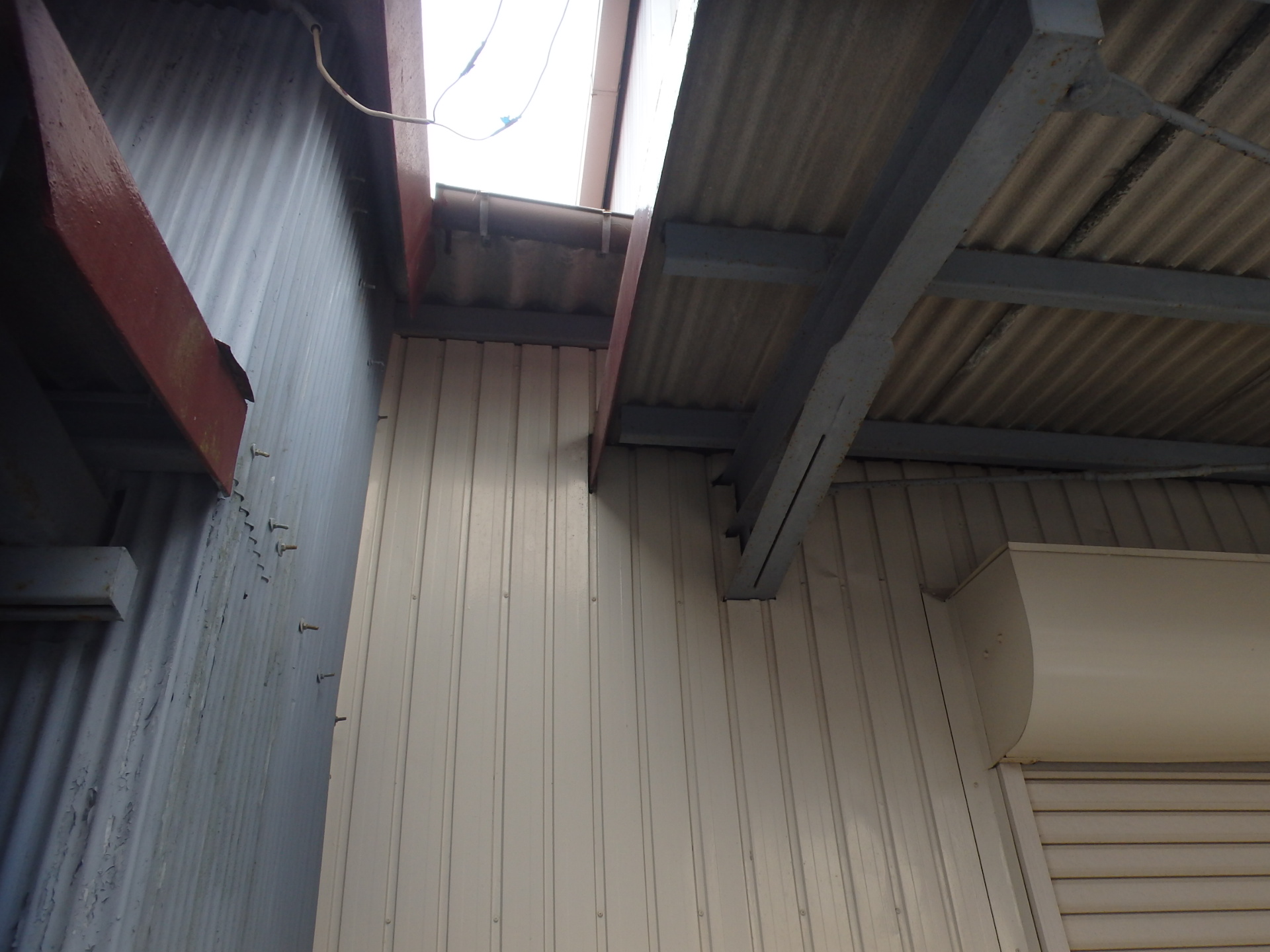 トタン外壁（正面／裏側）