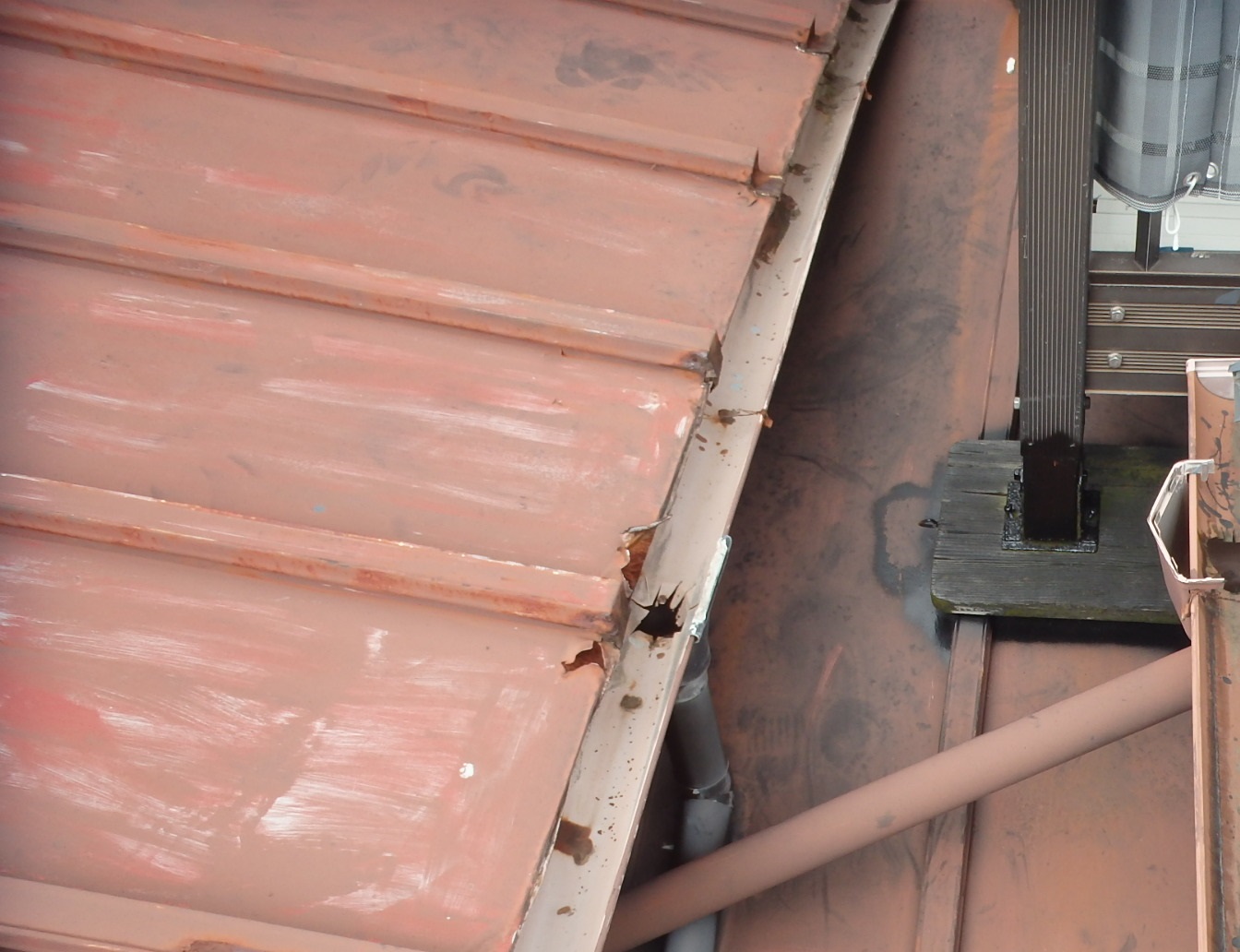 瓦棒葺きトタン屋根の雨樋