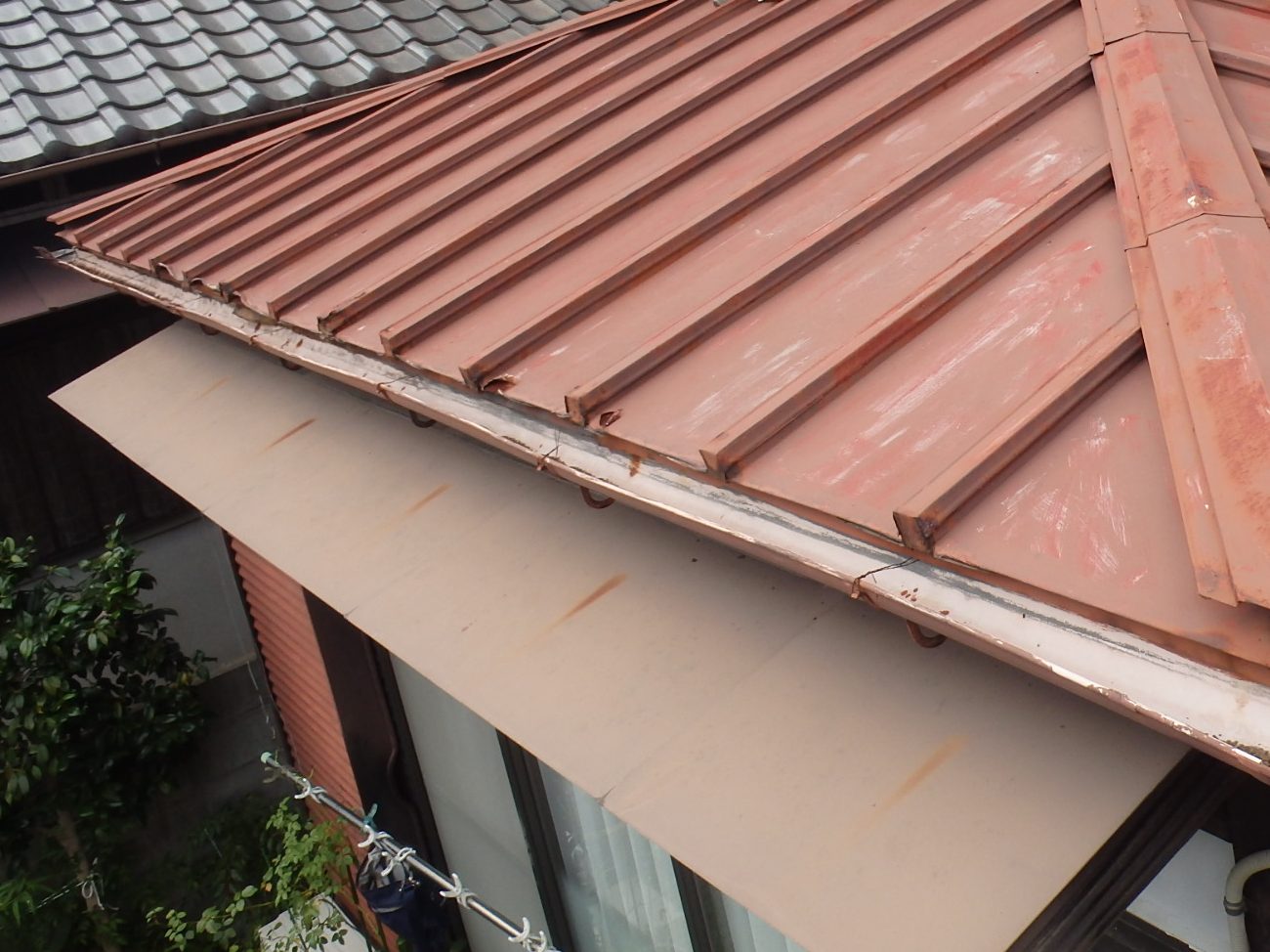 瓦棒葺きトタン屋根の雨樋