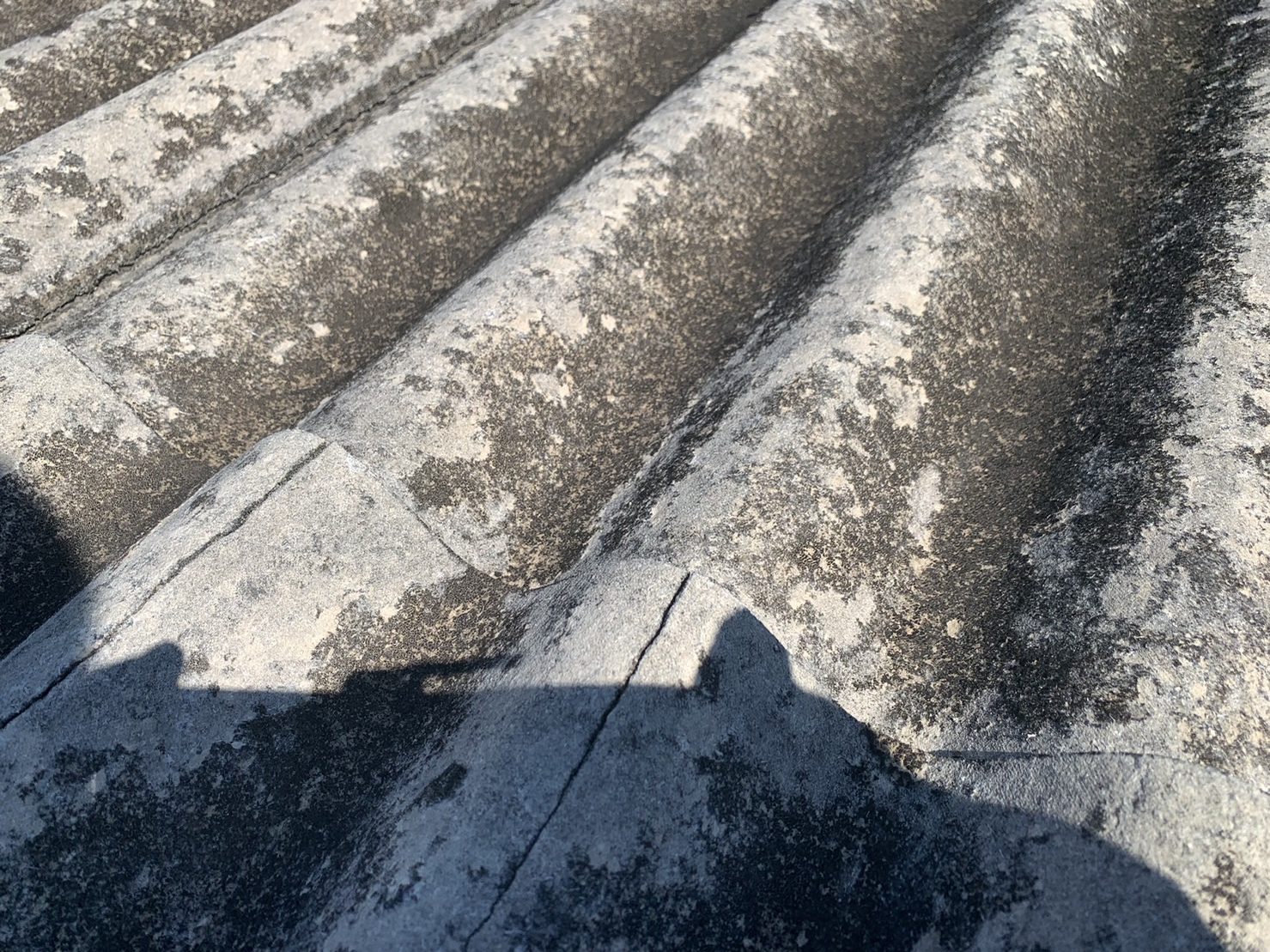 スレート波板屋根のヒビと割れ